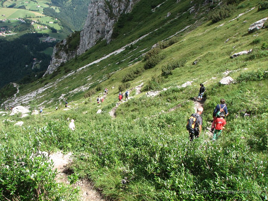 alben16ag08 113.jpg - Il sentiero CAI 501 brulica di persone che stanno scendendo